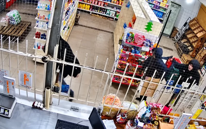 Nuevo golpe pira&ntilde;a en La Plata: cinco delincuentes coparon un autoservicio y escaparon con plata y mercader&iacute;a