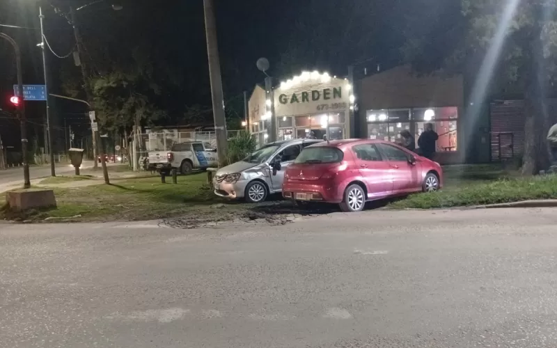 Choque y tensi&oacute;n en Villa Elisa: dos autos colisionaron en Camino General Belgrano y 419 y el brutal impacto dej&oacute; un saldo de cuatro heridos