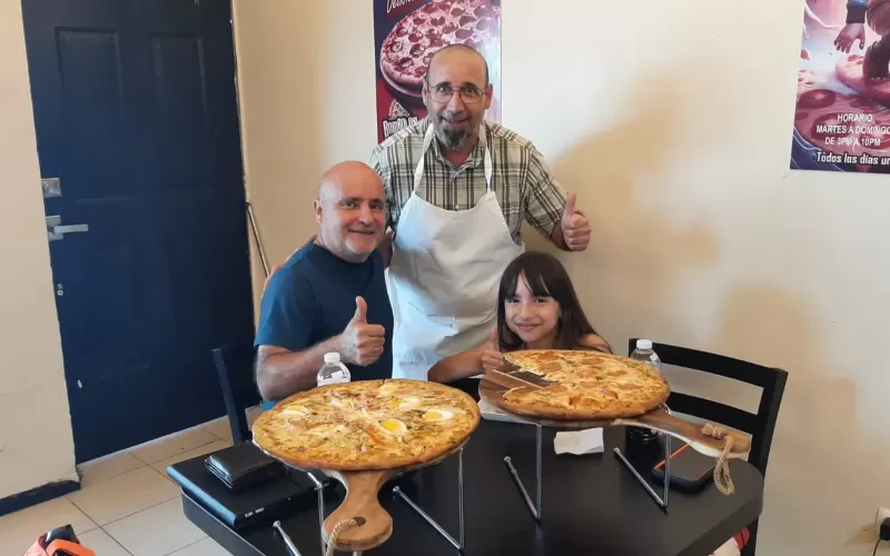 El platense radicado en México que conquista Monterrey con su pizzería Bómbolos Pizzas