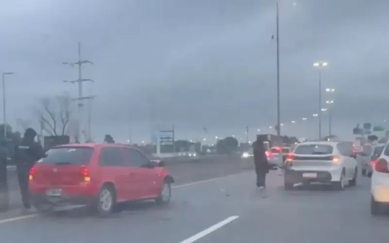 Infierno en la autopista: un triple choque en Quilmes paraliz&oacute; la mano a Capital y desat&oacute; la furia de los conductores