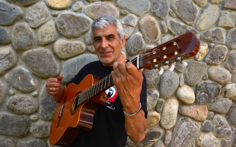 Peteco Carabajal rompe el molde: llega a La Plata la primera gran pe&ntilde;a inmersiva