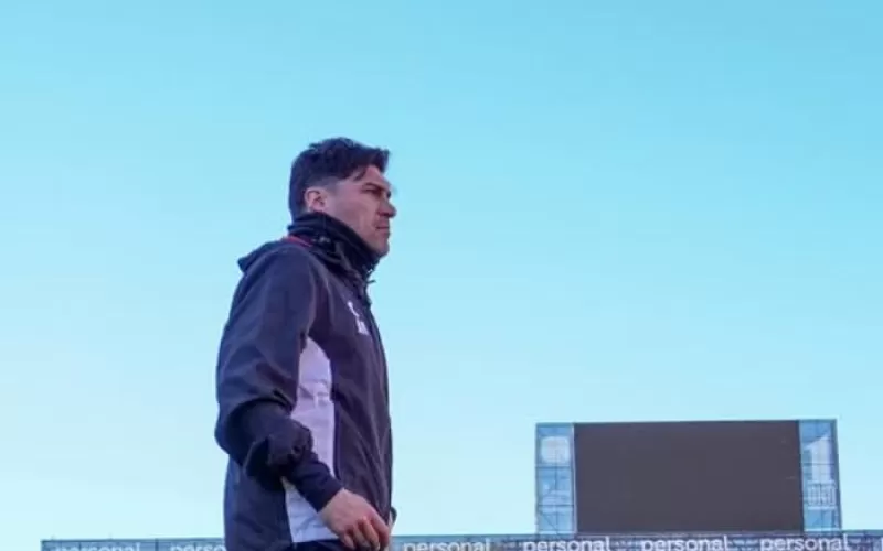 Estudiantes es una enfermer&iacute;a y el t&eacute;cnico tira manotazos para todos lados