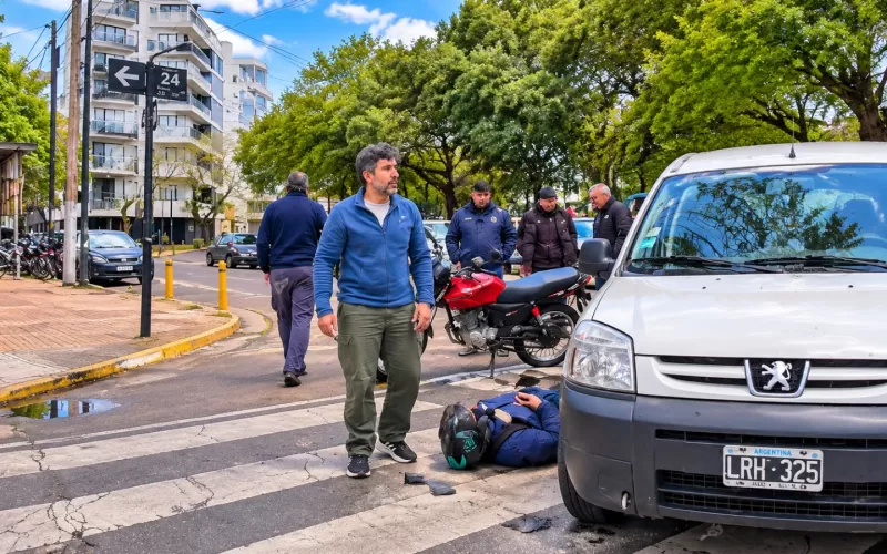 Violento choque frente al Parque San Mart&iacute;n: una moto y un auto protagonizaron un fuerte impacto que dej&oacute; a una persona herida