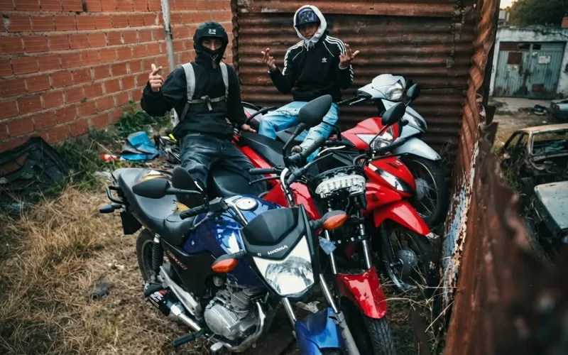 LA PLATA | Cay&oacute; banda de motochorros de 18 a&ntilde;os que robaban a mano armada y sacaban fotos a sus v&iacute;ctimas para burlarse
