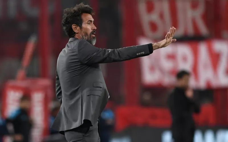 Estudiantes pagó la multa y Eduardo Domínguez podrá dirigir ante Huracán