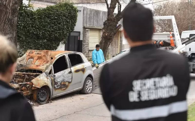 Contin&uacute;a la remoci&oacute;n de veh&iacute;culos abandonados: operativos en Los Hornos y el casco urbano