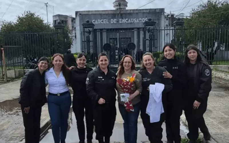 Homenaje y emoci&oacute;n en Olmos: despidieron con todos los honores a una Inspectora Mayor tras su retiro en la Unidad 1