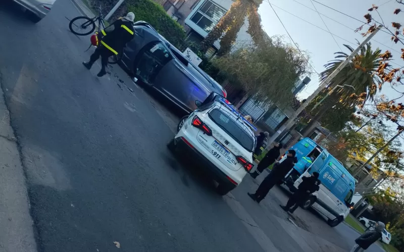 Susto total: se dio vuelta un auto en la esquina de 12 y 502