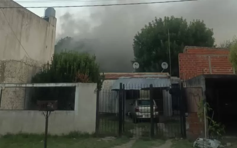 Tragedia en Los Hornos: una madre y sus dos hijas murieron en un incendio