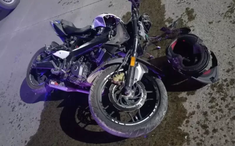 Un polic&iacute;a termin&oacute; hospitalizado tras un choque entre una moto y un auto en Punta Lara