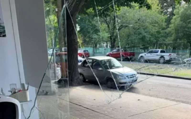 Octavo robo en una peluquer&iacute;a frente al Parque Saavedra: "El arreglo del vidrio cuesta m&aacute;s de un mill&oacute;n y medio"