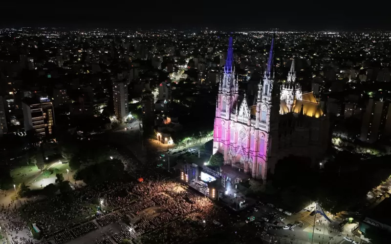 Histórico: Alak y Kicillof inauguraron la nueva iluminación de la Catedral de La Plata | VIDEOS