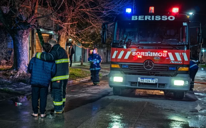 Voraz incendio en la avenida 72 destruye una casa y mata a dos perros