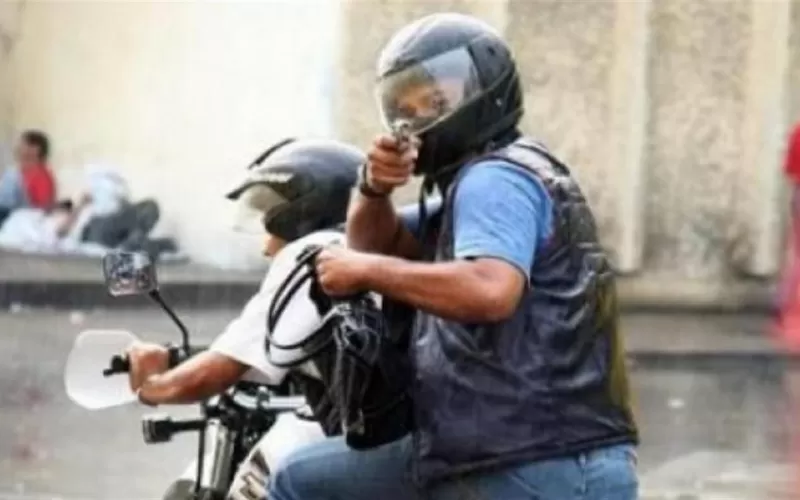 A oscuras y a punta de pistola: motochorros asaltaron a una mujer en Melchor Romero