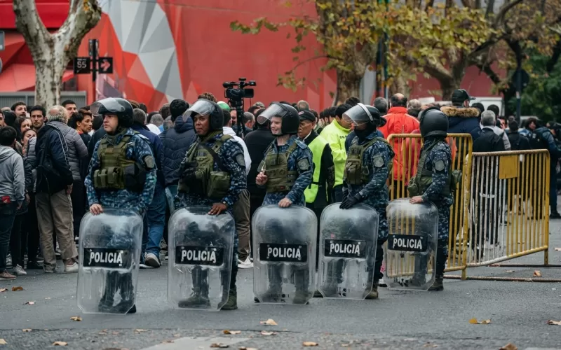 Operativo de seguridad y entradas para Estudiantes vs. Barracas Central en Florencio Varela
