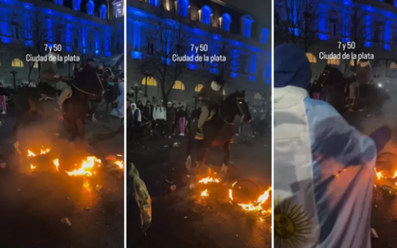 Larvas salvajes en moto atacaron caballos ante un multitud en 7 y 50 luego del triunfo de la Scaloneta
