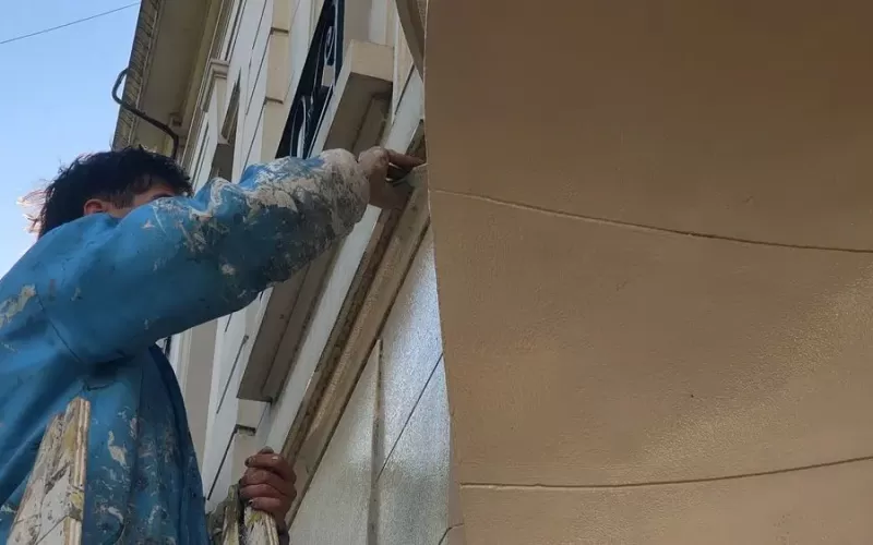 La Plata gasta millones en escobas y pintura mientras los barrios sufren el abandono