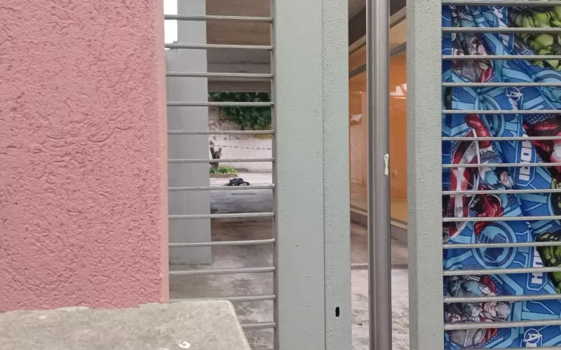 Horror en la calle 55: hallan el cad&aacute;ver de una mujer en el garaje de un edificio