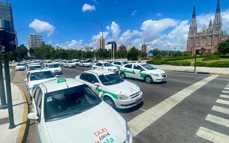 &iquest;Suben los taxis? Piden una suba del 20% y buscan cambiar el sistema de tarifas
