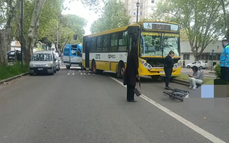Dolor en La Plata: un adolescente de 15 a&ntilde;os muri&oacute; tras ser atropellado por un colectivo en Diagonal 80 y 116