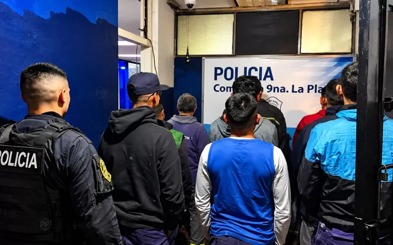 Operativo y tensi&oacute;n en el centro platense: interceptaron una camioneta y detuvieron a nueve hombres tras amenazar a un chofer de la l&iacute;nea 506