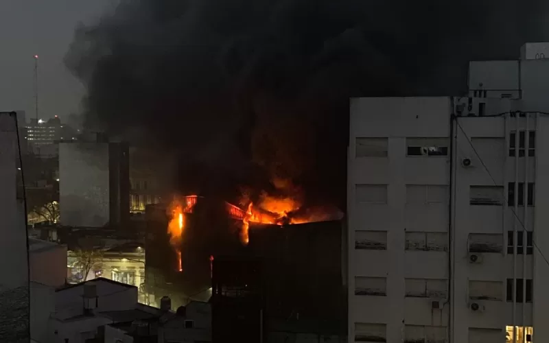 Feroz incendio en el centro de La Plata: evacuaron a los vecinos