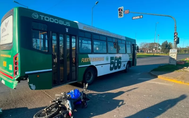 Colectivero imprudente: micro de la l&iacute;nea 506 embisti&oacute; a un polic&iacute;a motorizado