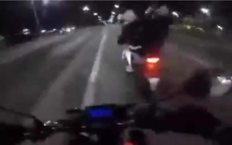 Ladrones sacados de R&aacute;pidos y Furiosos: le arrebataron la llave de la moto a 100 km/h para robarle