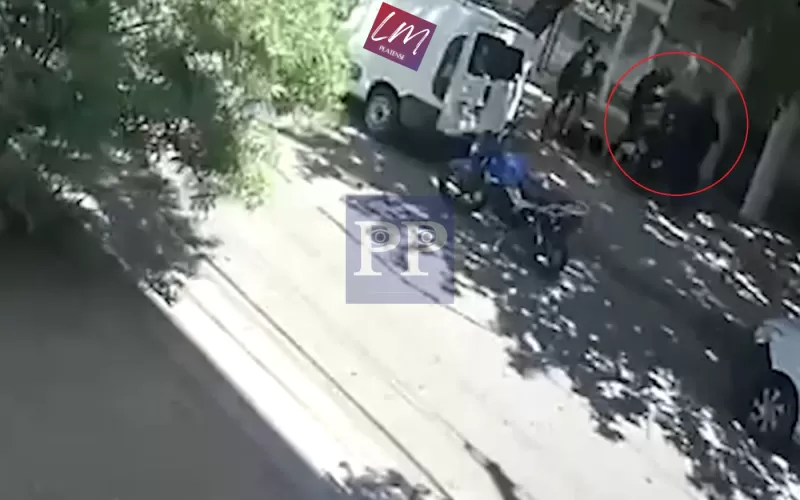 Video: intentaron robar una moto en La Plata y los echaron a las piñas