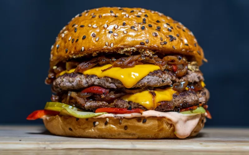 D&iacute;a Internacional de la Hamburguesa en Meridiano a V: la fiesta gratuita que revolucionar&aacute; la noche platense