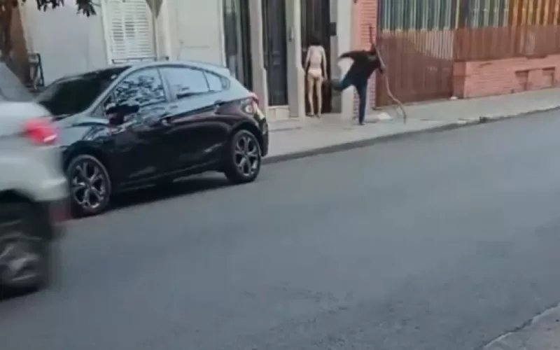 Encontr&oacute; a su mujer con un amante y los ech&oacute; desnudos a la calle