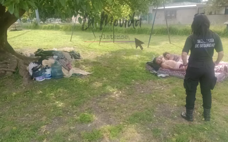 Hermosa mañana, ¿verdad?: trío sexual en un colchón sobre la rambla de 72 y 3