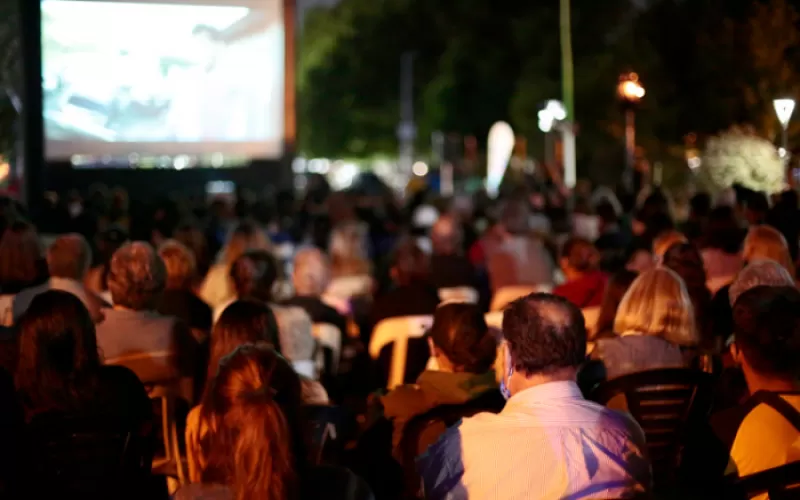 Cine al aire libre para todas las edades en Arturo Segu&iacute;, Ringuelet y Meridiano V