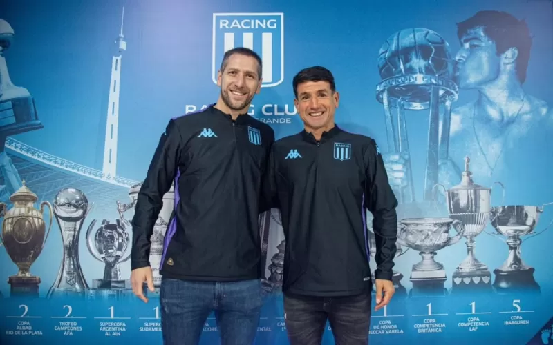 Racing ech&oacute; a Vojvoda y qued&oacute; en manos de Chirola Romero y Aued