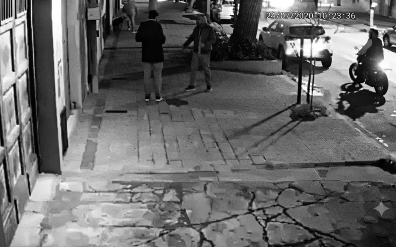 Motochorros armados acorralan y asaltan a un joven a plena tarde en La Loma