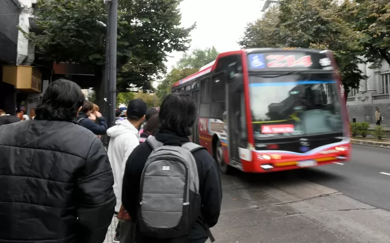 Empresas recortan frecuencias y los municipios preparan multas