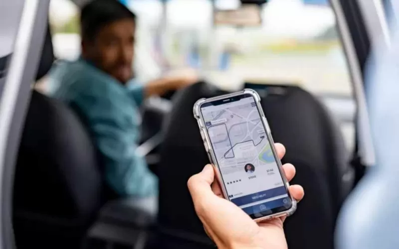 P&aacute;nico en El Dique: una patota de entre seis y ocho ladrones intercept&oacute; a un conductor de Uber, lo golpe&oacute; con un arma y le rob&oacute; el auto