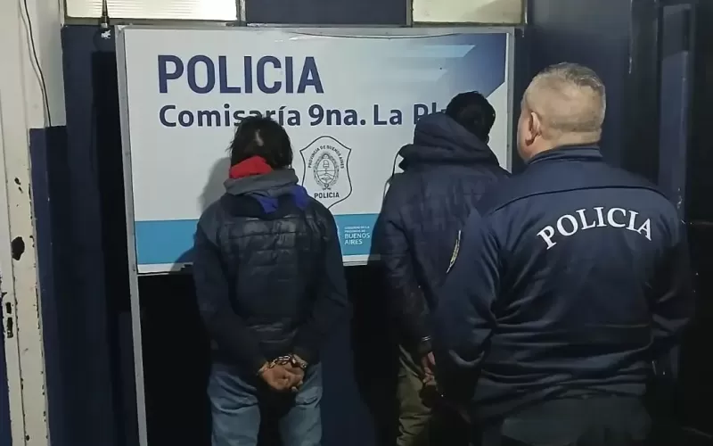 Doble golpe en La Plata: detuvieron a tres delincuentes en Tolosa y Parque Saavedra con un arma lista para disparar y bater&iacute;as robadas