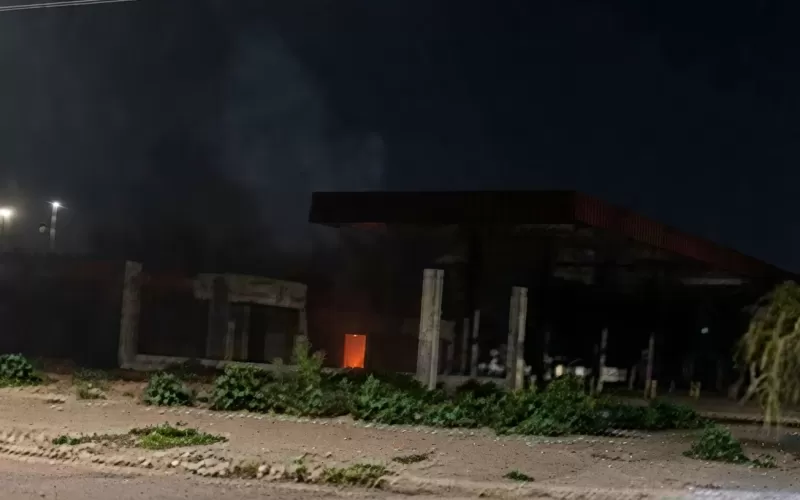 Furia en Tolosa: vecinos denuncian incendios consecutivos en una estaci&oacute;n de gas abandonada y temen una explosi&oacute;n