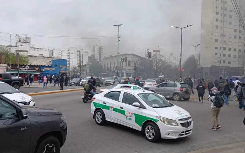 Taxistas cercaron el centro de La Plata y llevaron la guerra contra las apps al Municipio