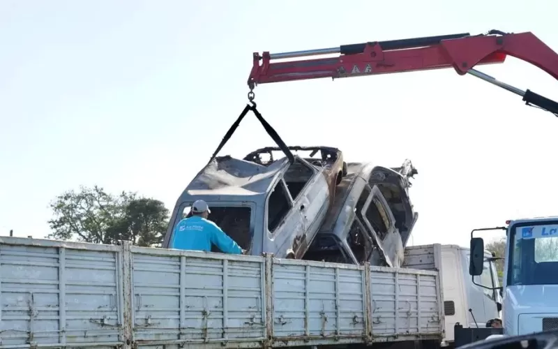 Operativo de saneamiento urbano: retiraron autom&oacute;viles abandonados de Altos de San Lorenzo, Melchor Romero, Los Hornos y Tolosa