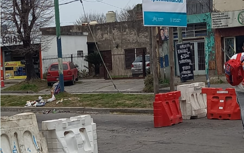 Denuncian graves problemas por pérdidas de agua en una zona de Los Hornos