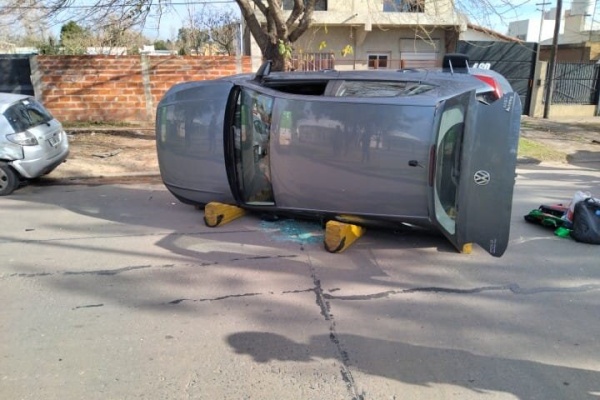 Accidente de película: chocó contra un auto estacionado y terminó dado vuelta