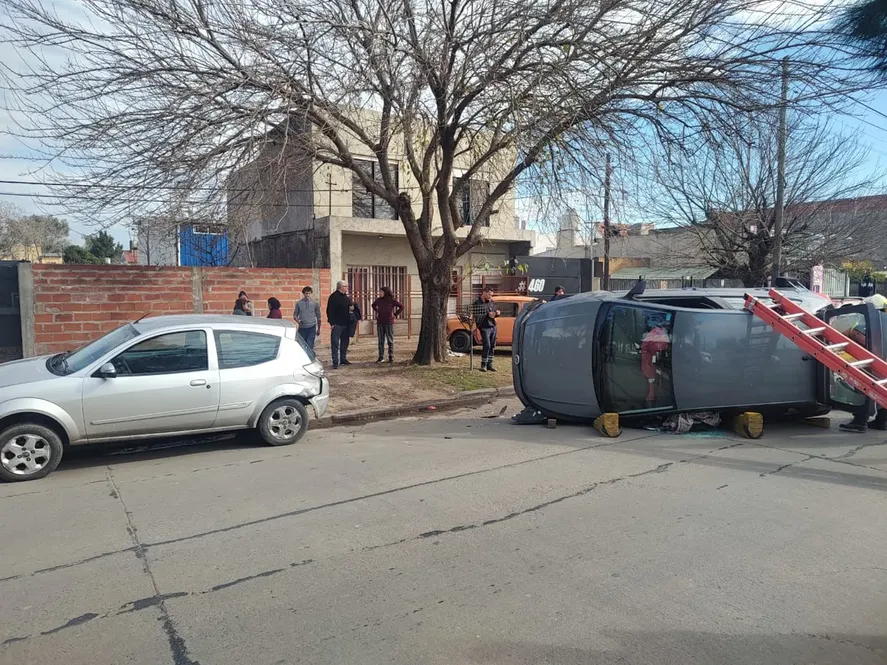 Accidente de película: chocó contra un auto estacionado y terminó dado vuelta