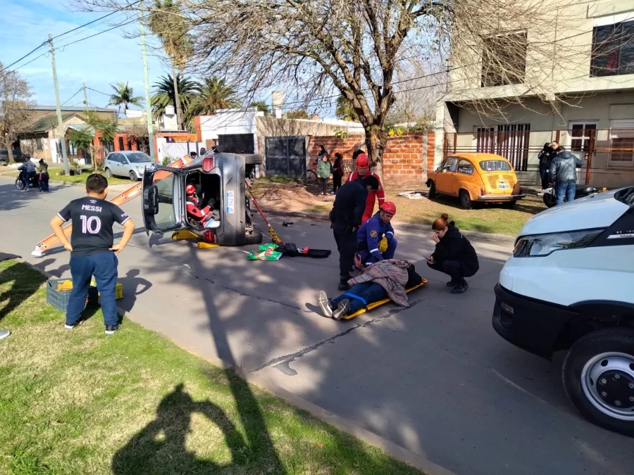 Accidente de película: chocó contra un auto estacionado y terminó dado vuelta