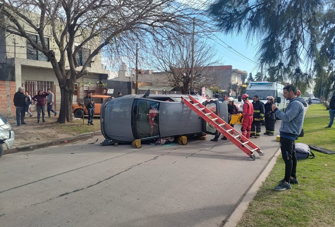 Accidente de película: chocó contra un auto estacionado y terminó dado vuelta