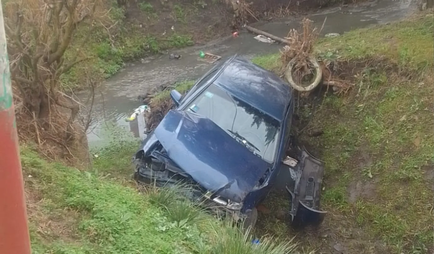 VIDEO | Saquearon un auto caído en un zanjón: se llevaron hasta las ruedas