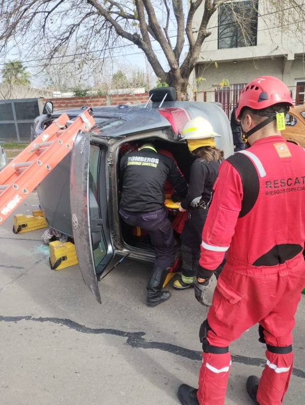 Accidente de película: chocó contra un auto estacionado y terminó dado vuelta